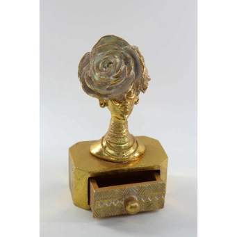 الساعات والتحف