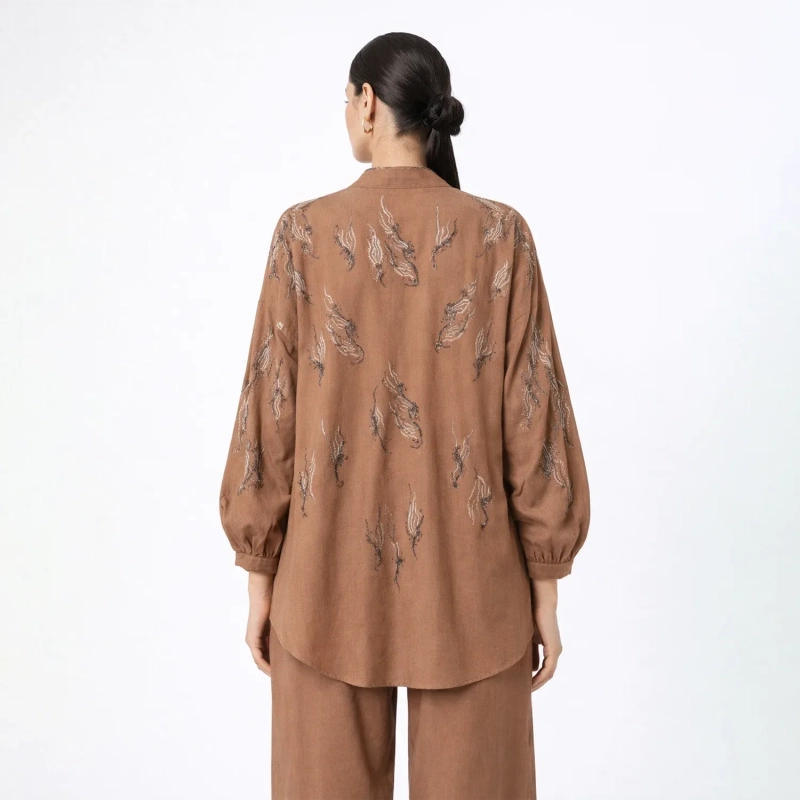 Women&rsquo;s Loose Long Sleeve Shirt &ndash; Lightweight Casual Blouse With Black Pattern &ndash; Caramel